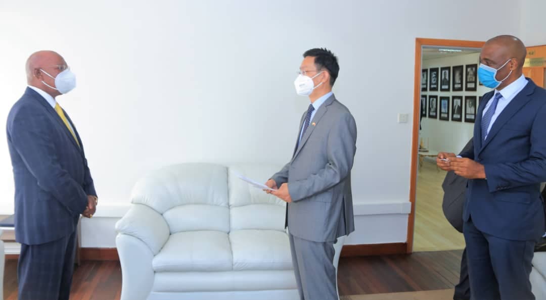 New Chinese Envoy Lizhong Presents Credentials to Foreign Affairs Minister