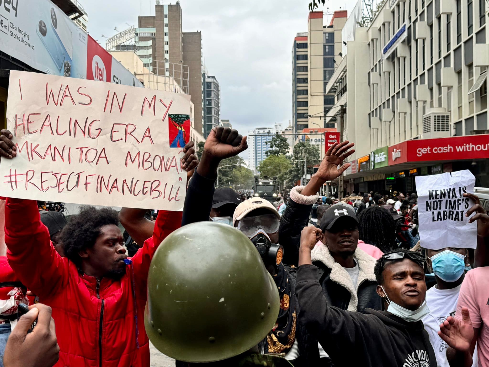 Kenyan Protesters Brandish Russian Flags, Call Ruto 'US Puppet'