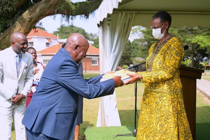First Lady Receives Education Policy Review Report