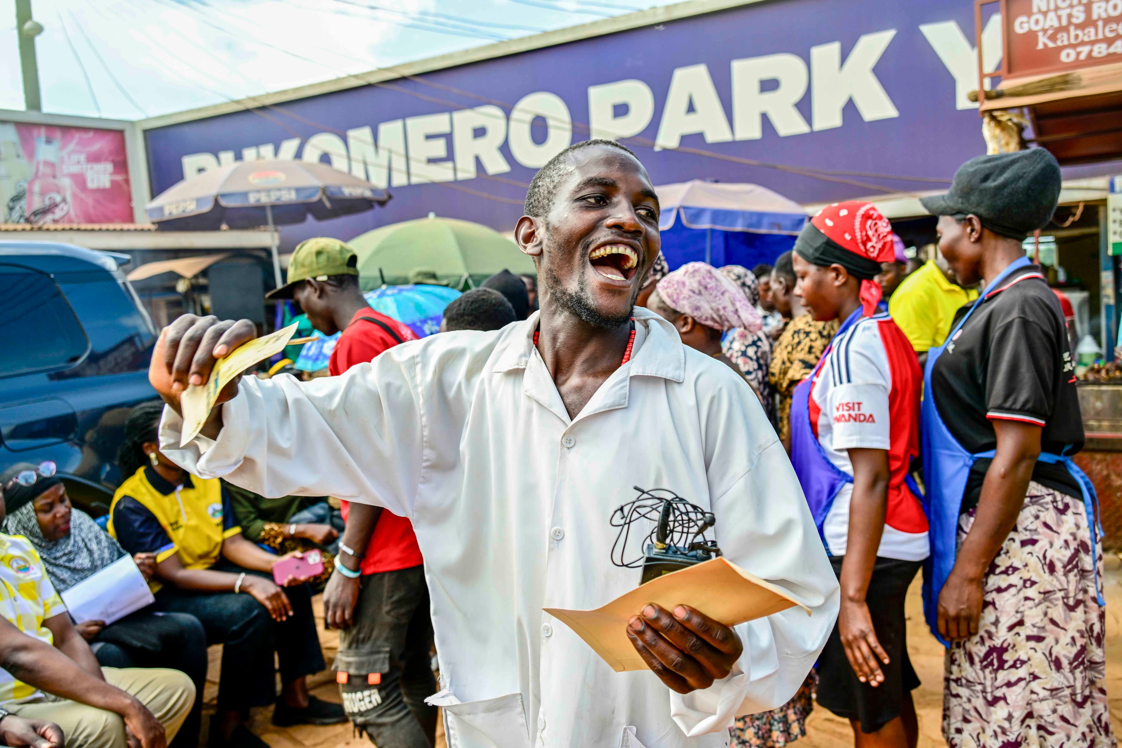 Museveni Uplifts Hoima Roadside Vendors with Cash Boost to Fight Poverty