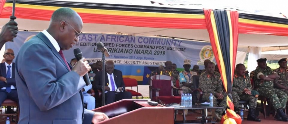 Minister Rwamirama officiates at the oppening of the EAC Armed forces joint training. DPU Photo