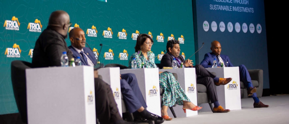 (l-r) : Charles Kié, CEO of Genesis Holdings; Oscar Onyema, CEO of the Nigerian Exchange Group; Florizelle Liser, CEO of Corporate Council on Africa of the U.S; Simon Tiemtoré, Vista Bank CEO; Aubrey Hruby, principal researcher at the Atlantic Council and founder of Tofino Capital (moderator of the session); and Vincent Le Guennou, CEO of Africa50 Infrastructure Acceleration Fund.